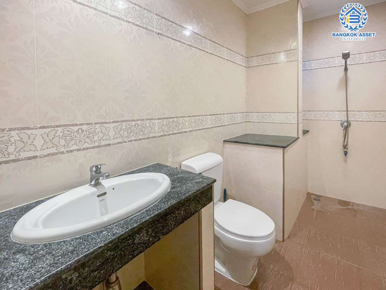 บ้านเดี่ยวมือสองย่านนนทบุรี ม.ธารา ราชพฤกษ์-ปิ่นเกล้า บ้านสวย พร้อมอยู่ เนื้อที่ 56 ตร.ว. ฟังก์ชัน 3 ห้องนอน 3 ห้องน้ำ 2 ที่จอดรถ แถมฟรี !!! เครื่องปรับอากาศ 2 เครื่อง+เครื่องดูดควัน 1 เครื่อง บนทำเลเชื่อมสู่ถนนกาญจนาภิเษก รายล้อมด้วยสิ่งอำนวยความสะดวกครบครัน ใกล้รถไฟฟ้าสายสีแดงอ่อน "สถานีตลิ่งชัน" และจุดขึ้นทางด่วน "ศรีรัช"